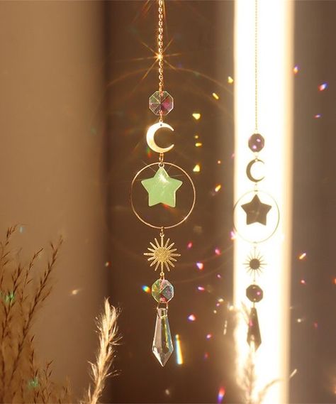 Crystal Ideas, Crystal Suncatchers Diy, Wand Crystal, Crystal Suncatcher, Gelang Manik, Moon Light, Rainbow Maker, Sun Light, Crystal Suncatchers