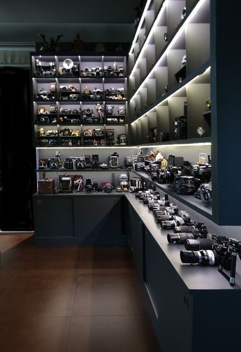 Camera Collections Camera Equipment Organization, Camera Storage Organizing, Camera Storage Ideas, Camera Equipment Storage, Camera Organization, Home Camera System, Photographers Office, Camera Gear Storage, Photography Studio Equipment