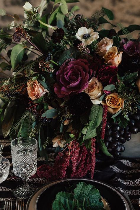 Fall in Love with the Florals and Design in This Bold Wedding Inspiration! Moody Thanksgiving, Black Wedding Table Setting, Moody Wedding Flowers, Dark Romantic Wedding, Dark Wedding Theme, Thanksgiving 2024, Fall Flower Arrangements, 26 September, Beautiful Bouquets