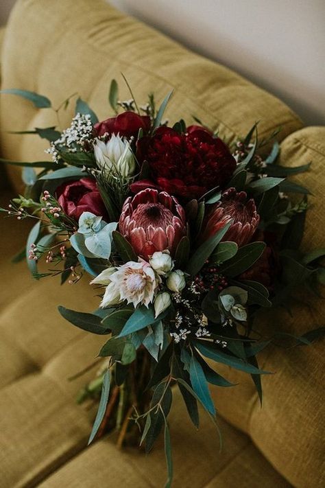 moody wedding bouquet with deep red proteas #wedding #weddings #weddingbouquets #weddingtables #himisspuff Eucalyptus Wedding Bouquet, Protea Wedding, Wedding Flower Trends, Boda Diy, Red Bouquet Wedding, Knot Tying, Sisters Wedding, Red Bouquet, Hill Wedding