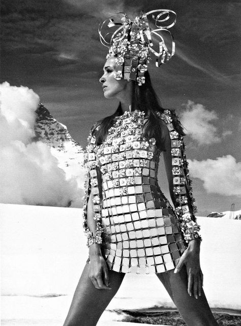 Mode Disco, Space Age Fashion, Style Année 60, Dangerous Liaisons, Metal Dress, Space Fashion, Sci Fi Fashion, Chainmail Dress, Retro Mode