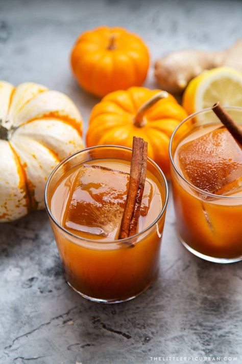 Pumpkin Bourbon Cocktail. This autumn harvest cocktail features warm spices, pumpkin butter, bourbon, and a pop of lemon juice. #cocktails #boozydrinks #holidays Fall Whiskey Cocktails, Bourbon Pumpkin Pie, Homemade Pumpkin Butter, Butter Bourbon, Pumpkin Butter Recipe, Thanksgiving Cocktail Recipes, Juice Cocktails, Holiday Beverages, Baking Lessons