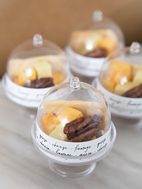 These DIY Mini Cake Stand Favors Filled With Treats Are The Cutest! Diy Mini Cake, Mini Cupcake Stand, Wedding Favors Candy, Mini Cheese Boards, Tiny Cake, Cheese Board Wedding, Mini Cake Stand, Tiny Cakes, Cake Dome