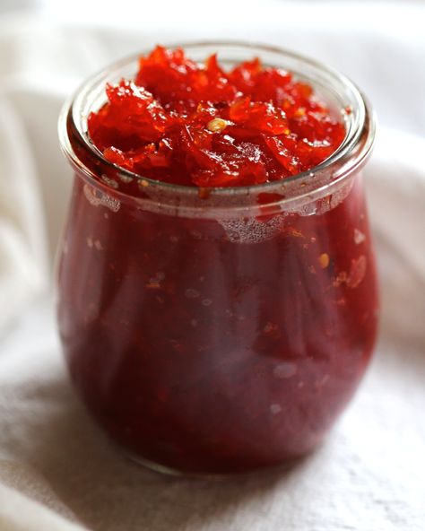 Serve this versatile sweet and spicy bell pepper jam as a condiment for a charcuterie, a glaze on meat or spread on a plate and top with grilled fish. - Via Y Delicacies. Red Bell Pepper Recipes, Red Pepper Jam, Red Pepper Relish, Sweet Pepper Recipes, Sandwich Healthy, Pepper Jam, Pepper Sandwich, Pepper Relish, Chilli Jam