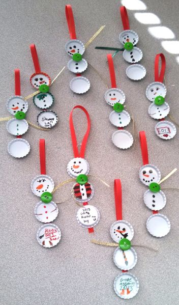 Classroom Ornaments, Bottle Cap Ornaments, Make Christmas Ornaments, Diy Bottle Cap Crafts, Bottle Top Crafts, Ball Canning, Diy Christmas Ornaments Easy, Snowman Christmas Ornaments, Bottle Cap Crafts