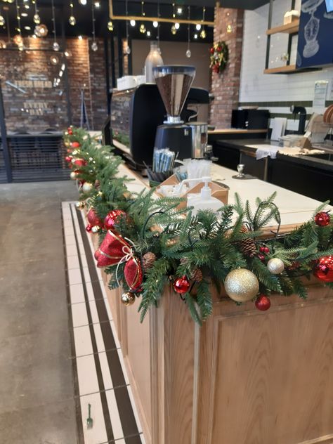 Resturant Ideas For Christmas, Christmas Decor Ideas Cafe, Holiday Restaurant Decor, Christmas Decor Restaurant Ideas, Christmas Pub Decorations, Christmas Decor For Cafe, Christmas Bakery Display, Pub Christmas Decorations, Christmas Decor Ideas Restaurant