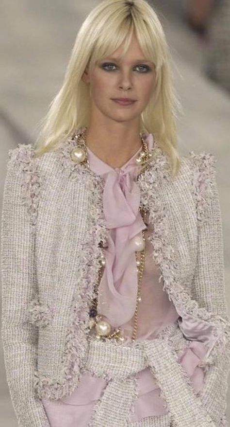 CHANEL Chanel Street Style, Tweed Jacket Outfit, Chanel Blazer, 2004 Runway, Chanel Style Jacket, Chanel Tweed Jacket, Chanel Coat, Chanel Black And White, Chanel Runway