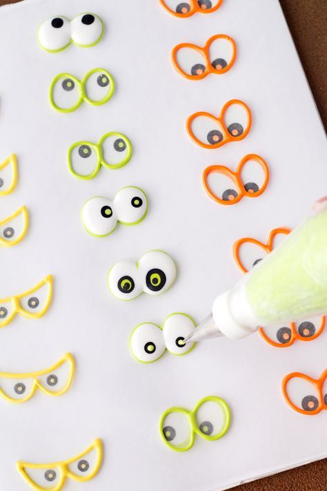 How to Make Spooky Candy Eyes with Royal Icing and a How to Video | The Bearfoot Baker Halloween Sugar Cookies Decorated, Halloween Backen, Royal Icing Templates, Icing Transfers, Candy Eyes, Spooky Candy, Halloween Cookies Decorated, Halloween Fest, Halloween Sugar Cookies