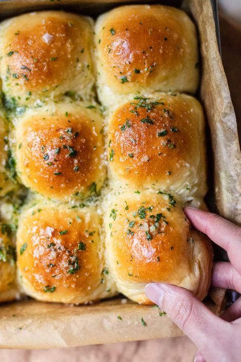 Garlic Buns Pull Apart, Garlic Bread Dinner Rolls, Garlic Parmesan Dinner Rolls, Christmas Dinner Party Menus Food Ideas, Pull Apart Garlic Rolls, Pull Apart Buns, Garlic Dinner Rolls, Pull Apart Sliders, Pull Apart Rolls Recipe