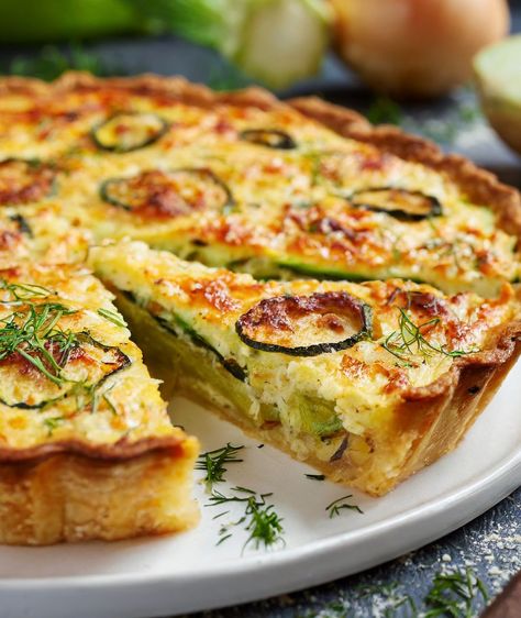 Zucchini Onion Pie Recipe, Zucchini Onion Pie, Casserole Kitchen, Zucchini Pie, Onion Pie, Breakfast Quiche Recipes, Quiche Recipes Easy, Bisquick Recipes, Minced Meat