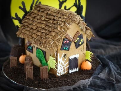 Halloween House Party Food, House Party Food, Snack Halloween, Haunted Gingerbread House, Halloween Gingerbread House, Postres Halloween, Recetas Halloween, Dulces Halloween, Halloween Decor Diy