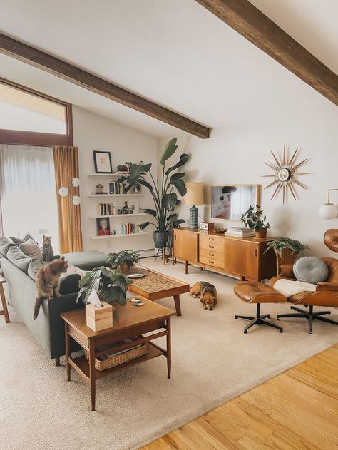 Living Room Mcm Boho, Cosy Retro Living Room, Scandi Mid Century Living Room, Artsy Living Room Aesthetic, Retro Scandinavian Interior, Midcentury Modern Living Room Design, Mcm Boho Living Room, Earthy Tone Living Room, Couch Layout Ideas