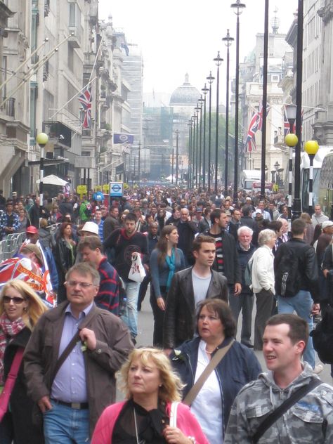 Crowded Street Drawing, Busy London Street, Crowded People Aesthetic, Crowded Street Aesthetic, Crowd Aesthetic, Bob Marley Art, Crowd Of People, People Crowd, A Level Art Sketchbook