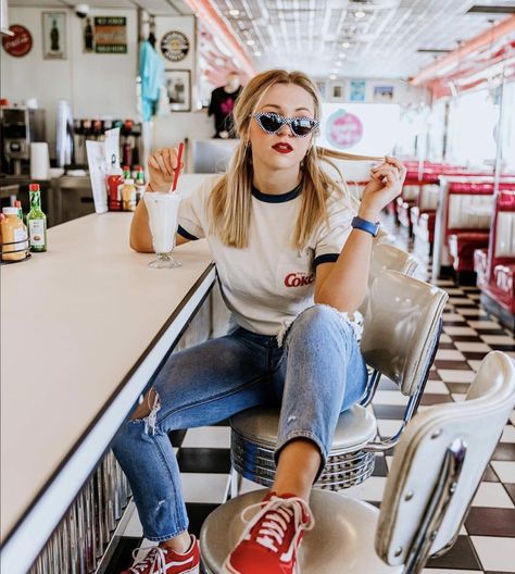 Retro Themed Photoshoot, 90s Retro Photoshoot, Burger Model Photoshoot, Grease Inspired Photoshoot, 70s Diner Photoshoot, Photoshoot For Women Ideas, 50s Style Photoshoot, Diner Aesthetic Outfits, American Diner Photoshoot