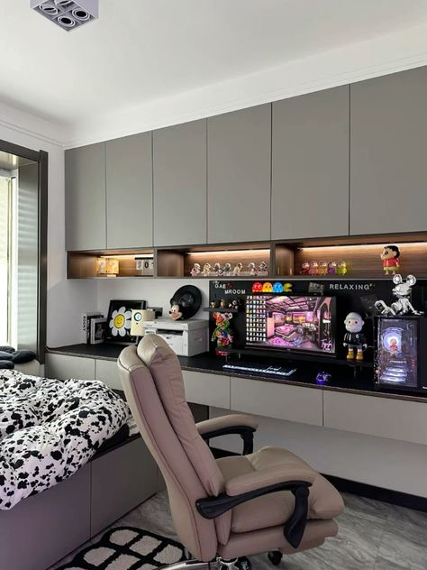 Room With Pc Setup And Bed, Apartment Desk Aesthetic, Gaming Room Minimalist, Gaming Room With Bed, Gamer Room Aesthetic, Bedroom Ideas Gamer, Aesthetic Gamer Room, Gamers Bedroom, Game Room Setup