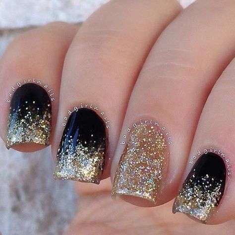 Easy Black and Gold Glitter Ombre Nails Glitter Ombre Nails, New Years Eve Nails, Glitter Rosa, Nails Yellow, Ombre Nails Glitter, Gold Nail, Black Nail, Glitter Ombre, New Year's Nails