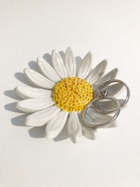 Air Dry Clay Ideas Flowers, Clay Flower Dish, Airdryclay Ideas, Ring Dish Clay, Ceramic Daisy, Clay Jewellery Holder, Clay Daisy, Clay Trinket Dish, Jewellery Dish