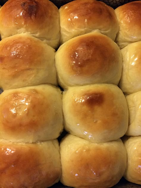 baked rolls Hawian Roll Recipe, Pineapple Baked, Pineapple Buns, Hawaiian Buns, Hawaiian Bread, Rolls Bread, King Hawaiian Rolls, Hawaiian Roll, Sweet Roll Recipe