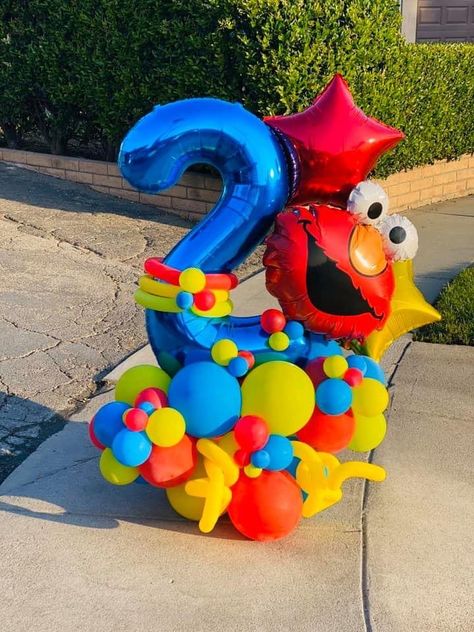 Sesame Street Balloon Columns, Elmo Birthday Balloons, Sesame Street Balloons, Sesame Street Balloon Centerpieces, Elmo Balloon Column, Ballon Decoration, Monster 1st Birthdays, Balloon Creations, Elmo Birthday Party