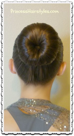 The "perfect bun" and no-heat curls tutorial #dancehair Dance Bun, Curls Tutorial, Hot Cross Bun, Ballet Bun, Curl Tutorial, Perfect Bun, Hair Without Heat, Curls No Heat, Short Hair Bun