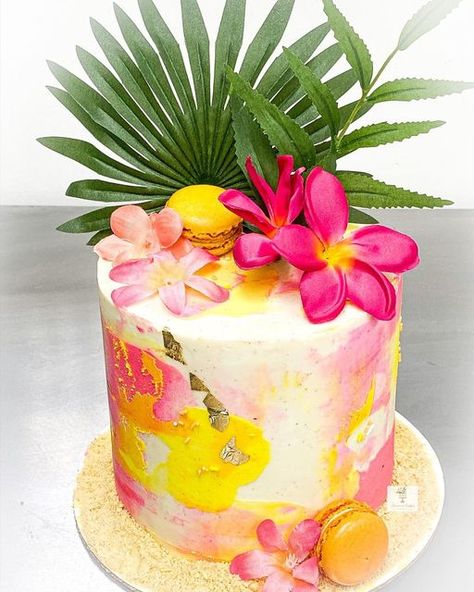 Tropical First Birthday Cake, Tropical Flavored Cakes, Birthday Cake Tropical Theme, Sweet 16 Luau Cake, Hawaiian Birthday Cake For Women, Summer Cake Birthday, Tropical Cake Decoration, Tropical Theme Cake Simple, Hawaiin Cakes Ideas