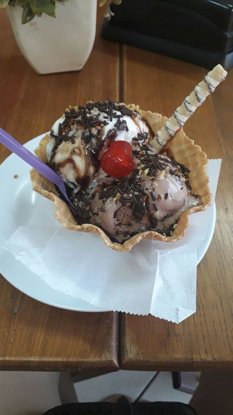 Diner Restaurant, Yummy Ice Cream, Food T, Dessert Lover, Recipes From Heaven, Story Instagram, Ice Cream Recipes, Pretty Food, Yummy Snacks