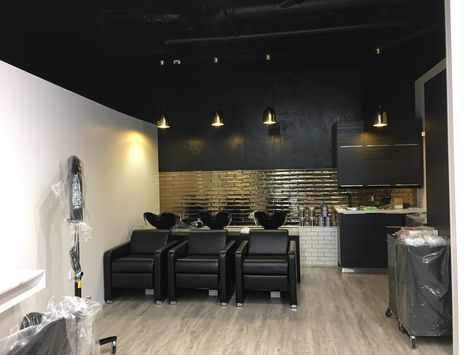 Black And Gold Barbershop Decor, Black Gold Hair Salon Interior, Black And Gold Boutique Decor, Black And Gold Shop Interior, Black Ceiling Hair Salon, Salon Black Interior Design, Salon Black Ceiling, Black And Gold Salon Interior Design, Salons With Black Ceilings