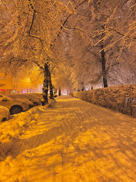 Sandman Aesthetic, Night In City, 90s Night, Snowy City, Snowy Street, Snow Aesthetic, Snow Night, Aesthetic 2000s, Snowy Night