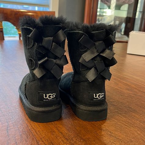 Brand New Ugg Black Boots With Bows Size 9- No Box; Not Used, So Cute, Has Been Sitting In Closet For A Year So A Little Dusty Otherwise Brand New Black Uggs With Bows, Dark Fall Outfits, Black Uggs Outfit, 2010 Accessories, Ugg Black Boots, Boots With Bows, Uggs Shoes, Uggs Slippers, Bow Ugg