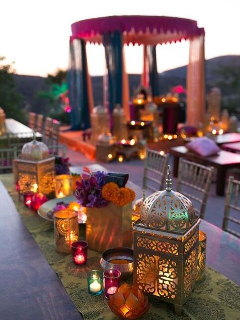 Add Color Tiered Candle Centerpiece, Different Wedding Ideas, Design Marocain, Moroccan Theme, Tiny Garden, Chandelier Vintage, Simple Centerpieces, Moroccan Wedding, Wedding Inside