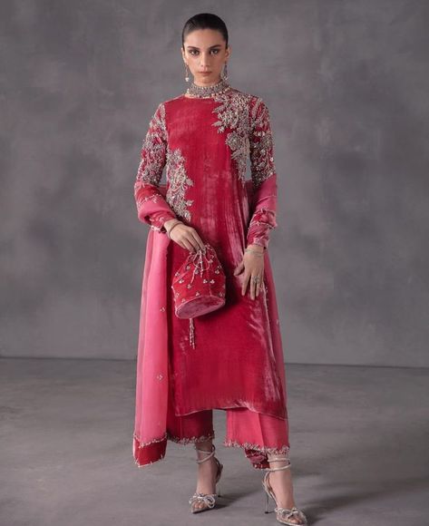 Velvet Pakistani Dress, Kanwal Malik, Velvet Suit Design, Pink Velvet Dress, Velvet Dress Designs, Pakistani Fashion Party Wear, Simple Pakistani Dresses, Designer Dresses Casual, Boutique Dress Designs