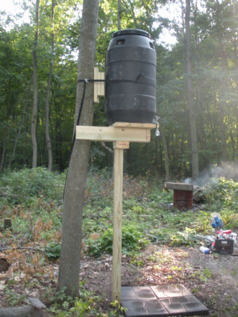 Off grid shower in the woods. Use a barrel to store the water in the shower house. Outdoor Shower Diy, Solar Shower, Outdoor Bathroom Design, Summer Mantle Decor, Bathroom Decor Ideas Colors, Outdoor Bathrooms, Rain Barrel, Rain Water Collection, Farmhouse Bathroom Decor