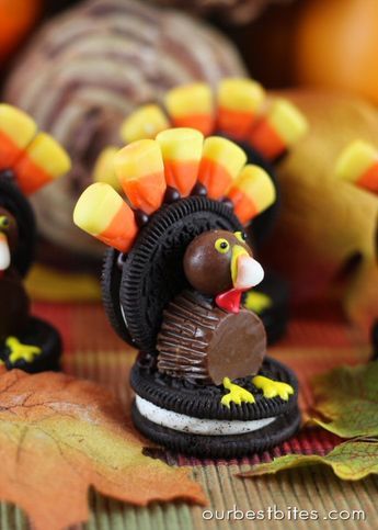 A step-by-step tutorial showing how to make adorable little turkeys and pilgrim hats, out of every day candies and cookies! Thanksgiving Candy Crafts, Candy Turkeys, Oreo Turkey, Thanksgiving Food Crafts, Diy Thanksgiving Crafts, Winter Cakes, Thanksgiving Candy, Turkey Treats, Decoration Buffet