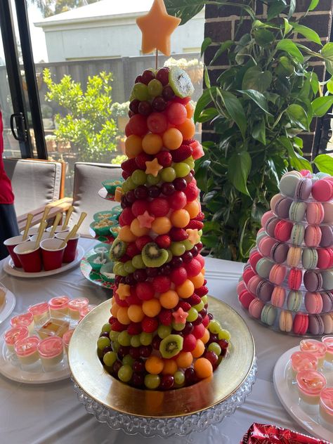 Fruit Tower Ideas, Fruit Tower Cake, Christmas Fruit Tree, Christmas Brunch Party, Fruit Tower, Food Tree, Fruit Christmas, Fruit Christmas Tree, Fruit Centerpieces