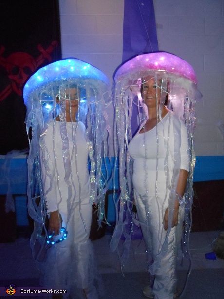 Homemade Jellyfish costumes - clever!                 And if its Halloween its better, or people will be running from you. Jellyfish Costumes, Costume Meduse, Jellyfish Halloween Costume, Jellyfish Halloween, Carnaval Make-up, Jellyfish Costume, Diy Jellyfish, Halloween Kunst, Homemade Costume