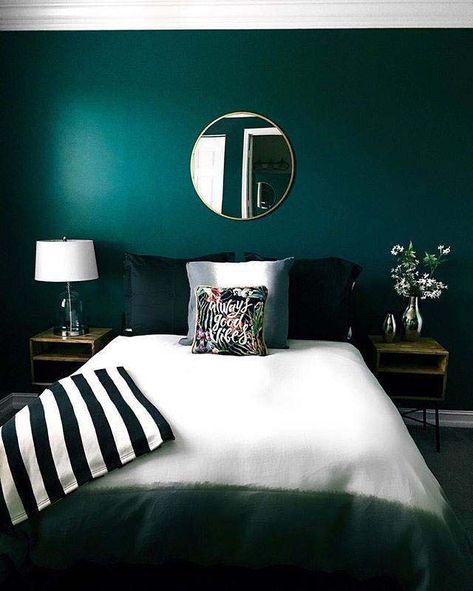 Deep Green Wall Accent In Womens' Bedroom #women #bedroom #feminine #decor #decorhomeideas Emerald Green Walls, Emerald Green Bedrooms, Apartemen Studio, Green Bedroom Walls, Green Bedroom Decor, Koti Diy, Teal Bedroom, Room Vibes, Apartment Bedroom Decor