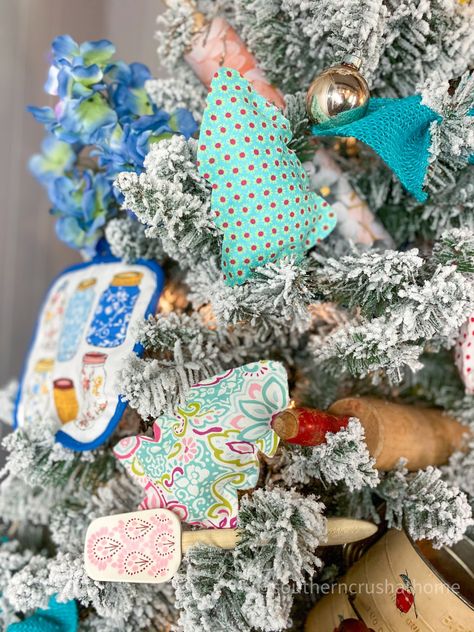 Pioneer Woman themed Christmas Tree decorating ideas Pioneer Woman Christmas Decorations, Fabric Christmas Tree Pattern, Pioneer Woman Christmas Tree, Pioneer Woman Christmas, Christmas Tree Theme, Whimsical Christmas Tree, Christmas Tree Decorating Ideas, Themed Christmas Tree, Whimsical Christmas Trees