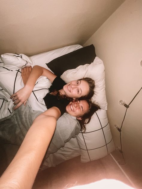 Sleepover Bestie Pics, Sleepover Pictures 2 People, Bff Sleepover Aesthetic, Bsf Sleepover Aesthetic, Sleepover Picture Ideas Best Friends, Photoshoot Ideas On Bed, Sleepover Pics To Recreate, Sleepover Pictures Aesthetic, Sleepover Ideas For Besties