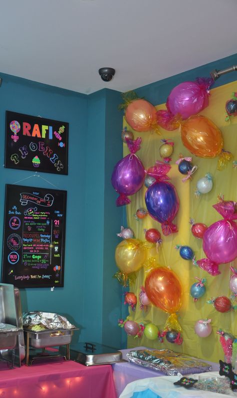 Christmas Candy Land Birthday Party Ideas, Candyland Theme Snacks, Candy Ceiling Decorations, Candy Themed Photo Booth, Candyland Party Theme Diy, Candyland School Dance, Candyland Prom Theme, Candyland Halloween Decor, Willy Wonka Balloon Arch