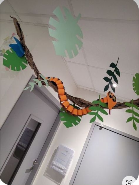 Jungle Theme Classroom Decorations, Rainforest Classroom, Jungle Theme Decorations, Jungle Crafts, Jungle Theme Classroom, Jungle Thema, Rainforest Theme, Jungle Decorations, Diy Paper Flowers