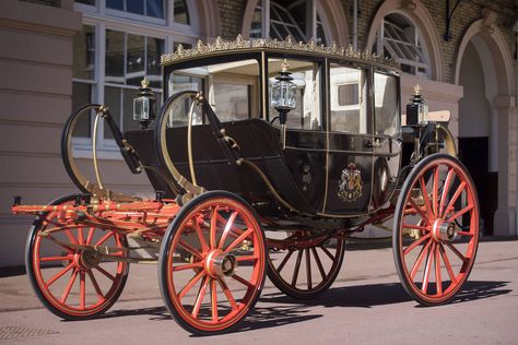 Carruagem Scottish State Coach, da família real britânica Landau Carriage, Royal Horse Carriage, Royal Family Weddings, Wedding Procession, Carriage Ride, Sussex Wedding, Wedding Carriage, Horse Guards Parade, Meghan Markle Wedding