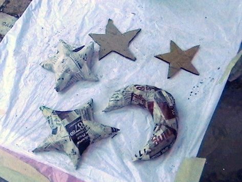 How to make a papier mache model. Paper Mache Moons And Stars - Step 1 Paper Mache Wedding Decorations, Diy Paper Mache Ornaments, Camels Art, Paper Mache Projects, Cardboard Crafts Diy, Moons And Stars, Paper Mache Clay, Kite Festival, Paper Mache Art