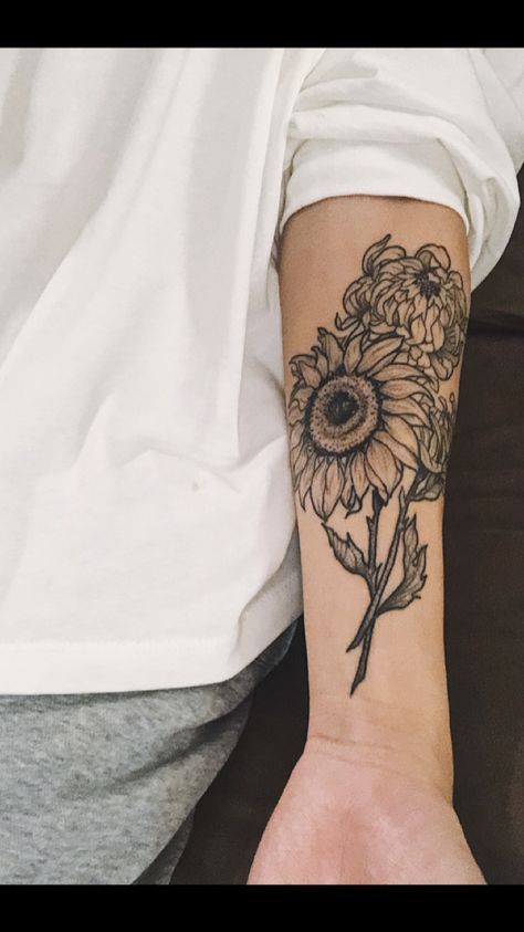 #tattoo #sunflowertattoo #chrysanthemumtattoo Sunflower And Chrysanthemum Tattoo, Flower Tat, Chrysanthemum Tattoo, Sunflower Tattoo, Layers Of Skin, Body Mods, Chrysanthemum, Tattoos And Piercings, Flower Tattoo