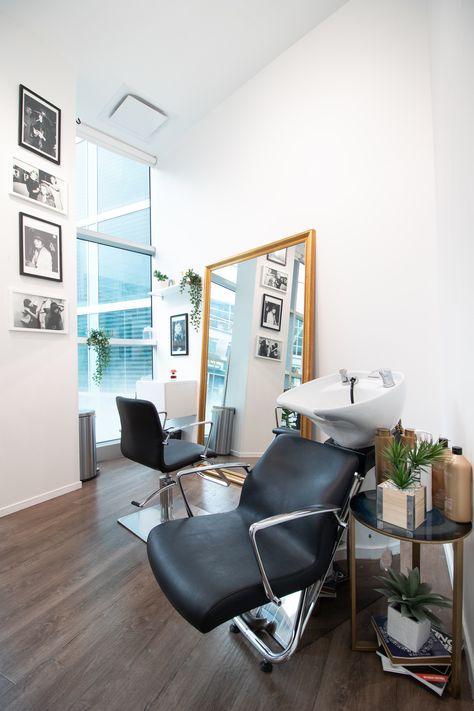 Studio Salon Ideas Small Spaces, Small Salon Suite Ideas Layout, Studio Salon Ideas, Salon Ideas Small, Salon Decor Studio, Salon Decorating, Salon Suite Decor, Private Salon, Small Salon