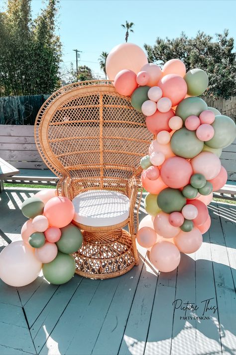 Green Baby Shower Theme, Peach Balloons, Baby Shower Verde, Baby Shower Chair, Frog Baby Showers, Sage Green Baby Shower, Blush Pink Baby Shower, Green Bridal Showers, Balloon Wreath