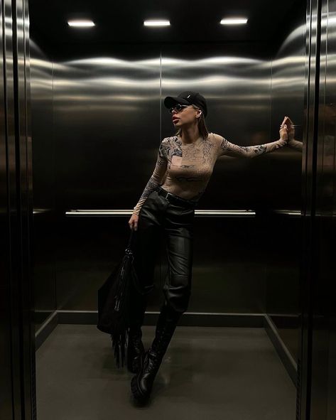 Lift Poses Ideas, Elevator Photoshoot Photo Ideas, Lift Photoshoot, Elevator Poses, Rooftop Photoshoot Ideas, Elevator Photoshoot, Rooftop Photoshoot, Classic Outfits For Women, Pool Poses