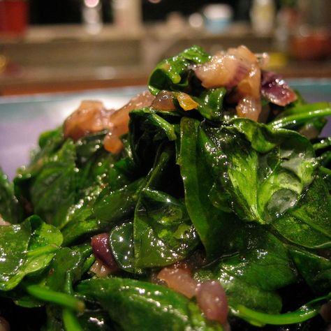 Collard Greens Recipe Healthy, Vegetarian Collard Greens, Wilted Spinach Salad, Red Onion Recipes, Collard Greens Recipe, Salad Cucumber, Spinach Salad Recipes, Wilted Spinach, Red Onion Salad