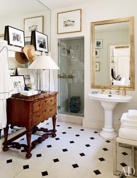 Gorgeous bathroom mirror Bad Inspiration, New York Homes, French Bistro, Cool Ideas, Traditional Bathroom, Bath Tub, Celebrity Houses, Style At Home, Beautiful Bathrooms