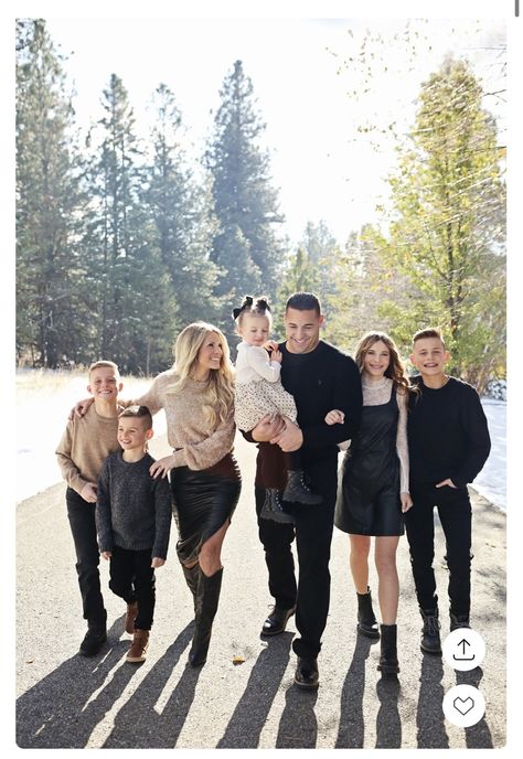 Family Of Seven Photoshoot, Family Christmas Pictures With Teenagers, Family Casual Outfits, January Family Photo Outfits, Winter Photo Outfits, Winter Pictures Family, Family Winter Photos, Family Photoshoot Winter, Holiday Family Photo Ideas