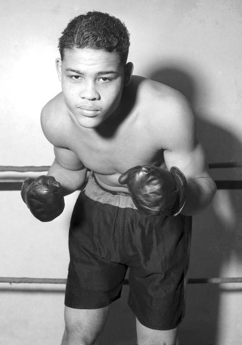 Joseph Louis Barrow (1914- 1981) burst onto the professional boxing scene in 1934 with more style and skill than the boxing world had ever seen. Known to many as the Brown Bomber, Louis emerged victorious from his first 27 fights, all but four of which he won in knockouts. In the early days of his career, he destroyed such great heavyweight fighters as Stanley Poreda, Natie Brown, and Rosco Toles. It was here that Louis delivered to the entire world a premonition of the reign of domination ... Tragic Hero, Sporting Legends, Joe Louis, Boxing History, Champions Of The World, Boxing Champions, Chicago History, Sport Icon, Sports Photos